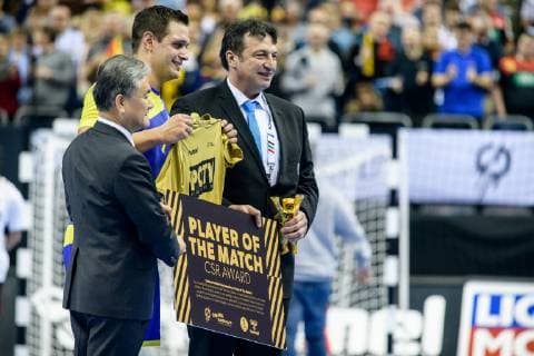 Brasilien vs Korea, Handball Weltmeisterschaft 2019, 17.01.2019 Jose Toledo (BRA 7) wird zum Spieler des Spiels gewählt beim Spiel zwischen Brasilien und Korea bei der Handball Weltmeisterschaft in Berlin am 17.01.2019, , Berlin BER Germany Mercedes-Benz-Arena