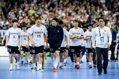 Brasilien vs Korea, Handball Weltmeisterschaft 2019, 17.01.2019 l-r: Beom-Mun Choi (COR 5), Dongmyung Kim (COR 15), Seungdo Na (COR 17), Jaewan Jeong (COR 52), und Trainer Young Shin Cho (COR) beim Spiel zwischen Brasilien und Korea bei der Handball Weltmeisterschaft in Berlin am 17.01.2019, , Berlin BER Germany Mercedes-Benz-Arena