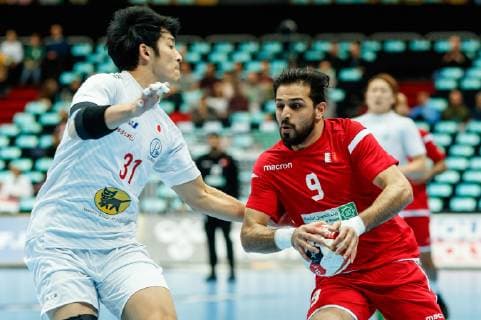 Handball WM, Bahrain - Japan Muenchen, Deutschland, 17.01.2019, IHF Handball WM 2019, Gruppe B, Bahrain - Japan, Tatsuki Yoshino (JPN) und Al Samahiji (BHR) im Zweikampf ( DeFodi048