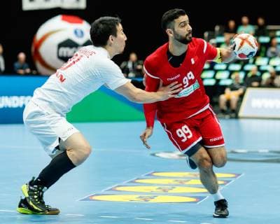 Handball WM, Bahrain - Japan Muenchen, Deutschland, 17.01.2019, IHF Handball WM 2019, Gruppe B, Bahrain - Japan, Jin Watanabe (JPN) und Husain Alsyyad (BHR) im Zweikampf ( DeFodi048