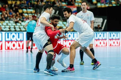 Handball WM, Bahrain - Japan Muenchen, Deutschland, 17.01.2019, IHF Handball WM 2019, Gruppe B, Bahrain - Japan, Kohei Narita (JPN), Hiroyasu Tamakawa (JPN) und Jin Watanabe (JPN) im Zweikampf ( DeFodi048