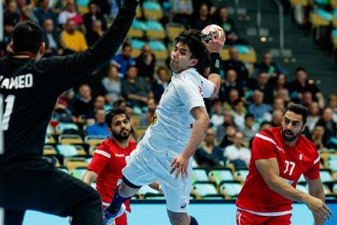 Muenchen, Deutschland, 17.01.2019, IHF Handball WM 2019, Gruppe B, Bahrain - Japan, Yuto Agarie (JPN) und <Jasim Alsalatna (BHR) im Zweikampf ( DeFodi048