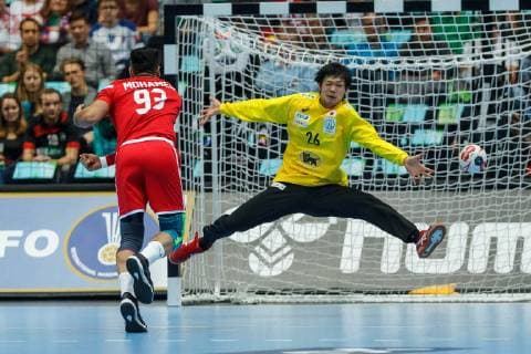 Muenchen, Deutschland, 17.01.2019, IHF Handball WM 2019, Gruppe B, Bahrain - Japan, Mohamed Habib (BHR) und Torwart Yuki Kubo (JPN) im Zweikampf ( DeFodi048