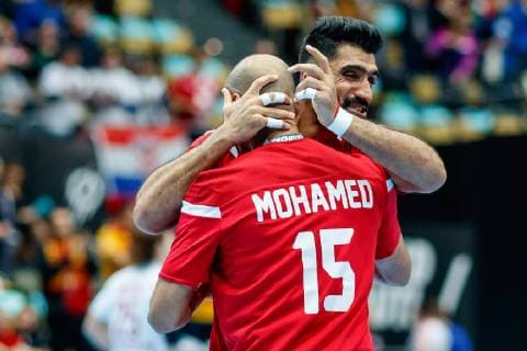 Muenchen, Deutschland, 17.01.2019, IHF Handball WM 2019, Gruppe B, Bahrain - Japan, Mohamed Abdulredha (BHR) und Jasim Alsalatna (BHR) schlussjubel ( DeFodi048