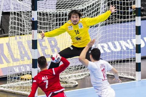 Muenchen, Deutschland 17. Januar 2019: WM 2019 Männer - Gruppe B - Bahrain vs. Japan v.li. Ali Merza (Bahrain), Akihito Kai (Japan), Kohei Narita (Japan) Muenchen Olympiahalle Bayern Deutschland