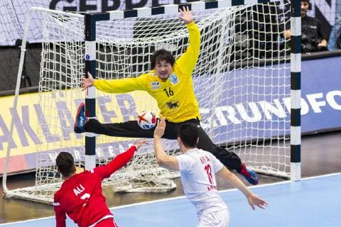 Muenchen, Deutschland 17. Januar 2019: WM 2019 Männer - Gruppe B - Bahrain vs. Japan v.li. Ali Merza (Bahrain), Akihito Kai (Japan), Kohei Narita (Japan) Muenchen Olympiahalle Bayern Deutschland
