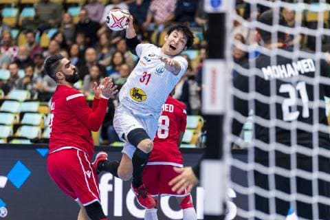 Muenchen, Deutschland 17. Januar 2019: WM 2019 Männer - Gruppe B - Bahrain vs. Japan Tatsuki Yoshino (Japan), Torhueter Mohamed A.Husain (Bahrain) Muenchen Olympiahalle Bayern Deutschland