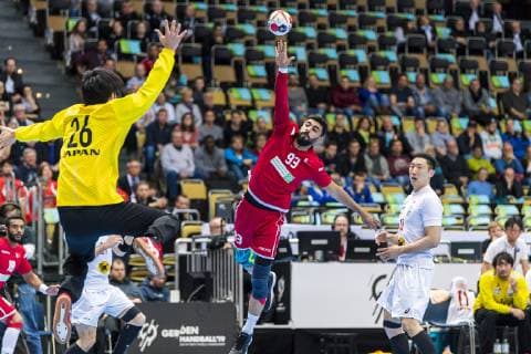 Handball WM, Bahrain - Japan Muenchen, Deutschland 17. Januar 2019: WM 2019 Männer - Gruppe B - Bahrain vs. Japan v.li. Yuki Kubo (Japan), Mohamed Habib (Bahrain) Muenchen Olympiahalle Bayern Deutschland