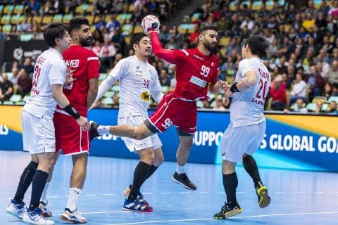 Muenchen, Deutschland 17. Januar 2019: WM 2019 Männer - Gruppe B - Bahrain vs. Japan Husain Alsayyad (Bahrain) beim Wurf, Jin Watanabe (Japan) Muenchen Olympiahalle Bayern Deutschland