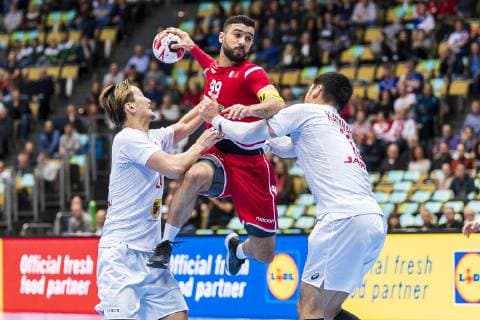 Handball WM, Bahrain - Japan Muenchen, Deutschland 17. Januar 2019: WM 2019 Männer - Gruppe B - Bahrain vs. Japan v.li. Hiroki Shida (Japan),, Husain Alsayyad (Bahrain), Kohei Narita (Japan) Muenchen Olympiahalle Bayern Deutschland