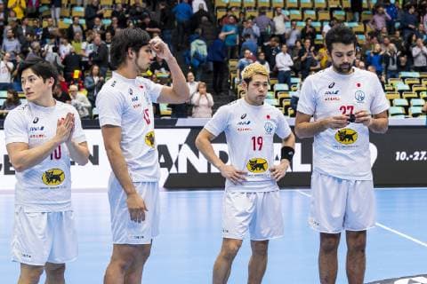 Handball WM, Bahrain - Japan Muenchen, Deutschland 17. Januar 2019: WM 2019 Männer - Gruppe B - Bahrain vs. Japan Spieler von Japan, unzufrieden enttäuscht enttaeuscht niedergeschlagen frustriert, Adam Yuki Baig (Japan), Shinnosuke Tokuda (Japan), Hiroyasu Tamakawa (Japan) Muenchen Olympiahalle Bayern Deutschland