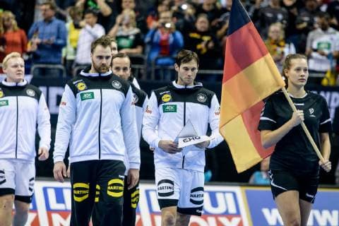Deutschland vs Serbien, Handball Weltmeisterschaft 2019, 17.01.2019 Einlauf der Mannschaften mit l-r: Patrick Wiencek (GER 7), Torwart Andreas Wolff (GER 33), Torwart Silvio Heinevetter (GER 12) und Uwe Gensheimer (GER 3) beim Spiel zwischen Deutschland und Serbien bei der Handball Weltmeisterschaft in Berlin am 17.01.2019, , Berlin BER Germany Mercedes-Benz-Arena