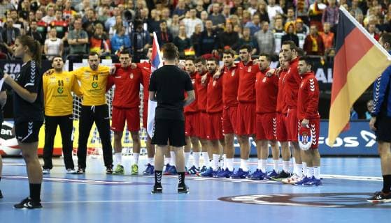 Team Serbien bei der Nationalhymne vor dem Spiel Deutschland gegen Serbien der Handball- WM 2019 der Maenner am 17.01.2019 in der Mercedes-Benz Arena in Berlin Handball - WM 2019 - Gruppe A - Deutschland - Serbien
