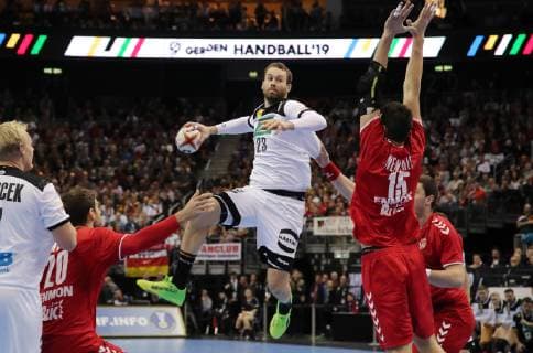 Sport Bilder des Tages Ivan Mosic, Steffen Fäth,, Drasko Nenadic Aktion Spielszene Zweikampf Handball Weltmeisterschaft WM Herren Saison 2018 2019 17.01.2019 Deutschland GER DHB vs. Serbien SRB