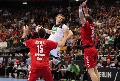 Drasko Nenadic, Martin Strobel, Mijajlo Marsenic Aktion Spielszene Zweikampf Handball Weltmeisterschaft WM Herren Saison 2018 2019 17.01.2019 Deutschland GER DHB vs. Serbien SRB
