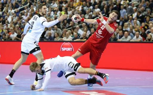 Hendrik Pekeler (Deutschland) gegen Mijajlo Marsenic (Serbien) beim Spiel Deutschland gegen Serbien der Handball- WM 2019 der Maenner am 17.01.2019 in der Mercedes-Benz Arena in Berlin Handball - WM 2019 - Gruppe A - Deutschland - Serbien