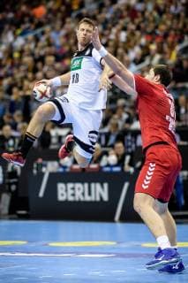 Deutschland vs Serbien, Handball Weltmeisterschaft 2019, 17.01.2019 Martin Strobel (GER 19) und Mijajlo Marsenic (SRB 33) beim Spiel zwischen Deutschland und Serbien bei der Handball Weltmeisterschaft in Berlin am 17.01.2019, , Berlin BER Germany Mercedes-Benz-Arena