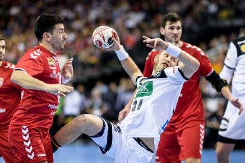 Deutschland vs Serbien, Handball Weltmeisterschaft 2019, 17.01.2019 l-r: Nemanja Ilic (SRB 19), Matthias Musche (GER 37) und Drasko Nenadic (SRB 15) beim Spiel zwischen Deutschland und Serbien bei der Handball Weltmeisterschaft in Berlin am 17.01.2019, , Berlin BER Germany Mercedes-Benz-Arena