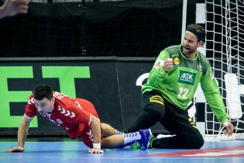 Deutschland vs Serbien, Handball Weltmeisterschaft 2019, 17.01.2019 Torwart Silvio Heinevetter (GER 12) mit Nemanja Ilic (SRB 19) beim Spiel zwischen Deutschland und Serbien bei der Handball Weltmeisterschaft in Berlin am 17.01.2019, , Berlin BER Germany Mercedes-Benz-Arena