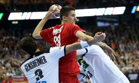 Milan Milic (Serbien) gegen Uwe Gensheimer (Deutschland)beim Spiel Deutschland gegen Serbien der Handball- WM 2019 der Maenner am 17.01.2019 in der Mercedes-Benz Arena in Berlin Handball - WM 2019 - Gruppe A - Deutschland - Serbien