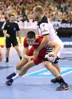 Milan Milic (Serbien) gegen Paul Drux (Deutschland) beim Spiel Deutschland gegen Serbien der Handball- WM 2019 der Maenner am 17.01.2019 in der Mercedes-Benz Arena in Berlin Handball - WM 2019 - Gruppe A - Deutschland - Serbien