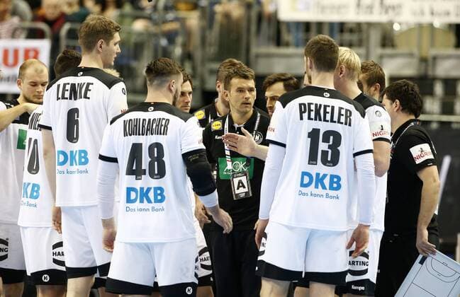 Finn Lemke, Jannik Kohlbacher, Trainer Christian Prokop redend, Hendrik Pekeler, Patrick Wiencek Auszeit time out Handball Weltmeisterschaft WM Herren Saison 2018 2019 17.01.2019 Deutschland GER DHB vs. Serbien SRB