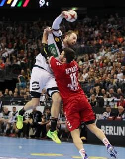 Steffen Fäth, Drasko Nenadic Aktion Spielszene Zweikampf Handball Weltmeisterschaft WM Herren Saison 2018 2019 17.01.2019 Deutschland GER DHB vs. Serbien SRB