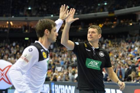 Handball, Herren, Weltmeisterschaft 2019 in Deutschland und Dänemark, Gruppe A, 5. Spieltag, Deutschland - Serbien, Uwe Gensheimer (Nr. 3, Deutschland) und Cheftrainer Christian Prokop (Deutschland) klatschen vor dem Spiel ab, 17.01.19, Copyright: xMichaelxHundtx xMatthiasxKochx