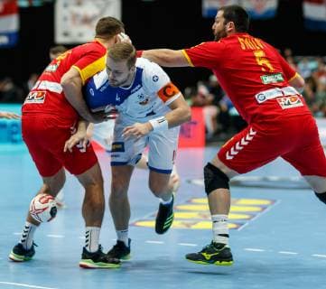Handball WM, Mazedonien - Island Muenchen, Deutschland, 17.01.2019, IHF Handball WM 2019, Gruppe B, Mazedonien - Island, Velko Markoski (MKD), Aron Palmarsson (ISL) und Stojanche Stoilov (MKD) im Zweikampf ( DeFodi048