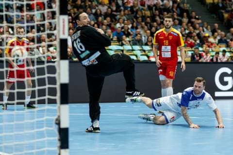 Handball WM, Mazedonien - Island Muenchen, Deutschland, 17.01.2019, IHF Handball WM 2019, Gruppe B, Mazedonien - Island, Arnor por Gunnarsson (ISL) und Torwart Borko Ristovski (MKD) im Zweikampf ( DeFodi048