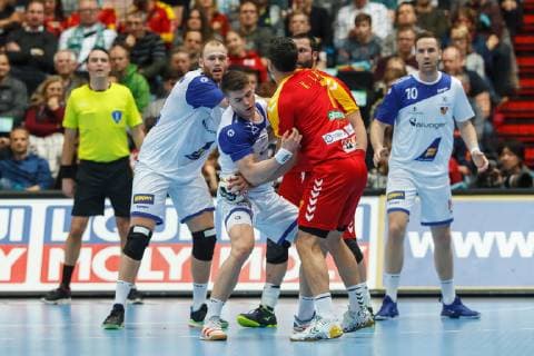 Handball WM, Mazedonien - Island Muenchen, Deutschland, 17.01.2019, IHF Handball WM 2019, Gruppe B, Mazedonien - Island, Elvar Oern Jonsson (ISL) und Kiril Lazarov (MKD) im Zweikampf ( DeFodi048