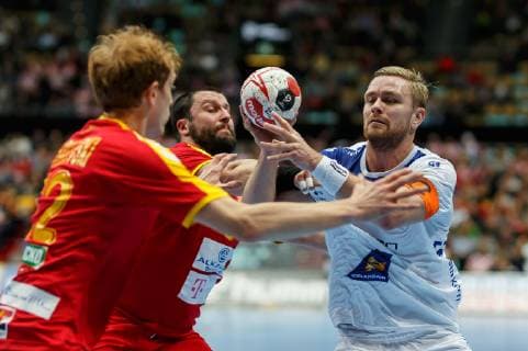 Handball WM, Mazedonien - Island Muenchen, Deutschland, 17.01.2019, IHF Handball WM 2019, Gruppe B, Mazedonien - Island, Martin Tomovski (MKD), Stojanche Stoilov (MKD) und Aron Palmarsson (ISL) im Zweikampf ( DeFodi048