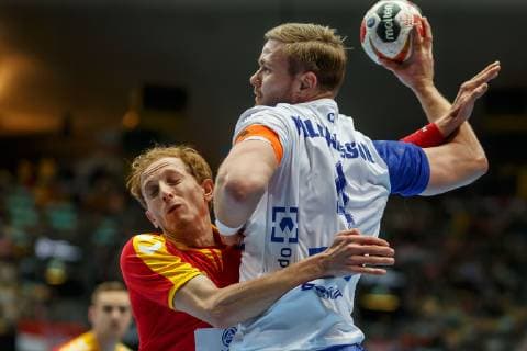 Handball WM, Mazedonien - Island Muenchen, Deutschland, 17.01.2019, IHF Handball WM 2019, Gruppe B, Mazedonien - Island, Martin Tomovski (MKD) und Aron Palmarsson (ISL) im Zweikampf ( DeFodi048