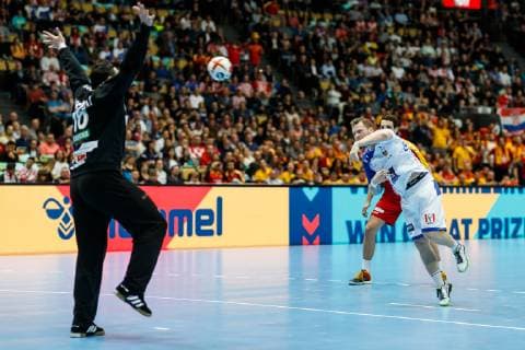 Handball WM, Mazedonien - Island Muenchen, Deutschland, 17.01.2019, IHF Handball WM 2019, Gruppe B, Mazedonien - Island, Arnor por Gunnarsson (ISL) und Torwart Borko Ristovski (MKD) im Zweikampf ( DeFodi048
