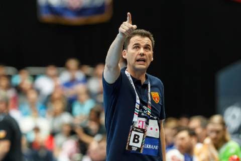 Handball WM, Mazedonien - Island Muenchen, Deutschland, 17.01.2019, IHF Handball WM 2019, Gruppe B, Mazedonien - Island, Trainer Raul Gonzalez Gutierrez (MKD) gestikuliert, gestik ( DeFodi048