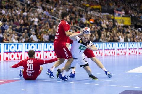 Patrick Wiencek (Nr. 7, Deutschland) gegen Ivan Mosic (Nr. 20, Serbien), Drasko Nenadic (Nr. 15, Serbien) und Mijajla Marsenic (Nr. 33, Serbien). Deutschland vs. Serbien, Vorrunde, Handball, IHF Handball Weltmeisterschaft, 17.01.19 Berlin Berlin Germany Mercedes-Benz-Arena Copyright: xAgentur54Gradx xFelixxKoenigx