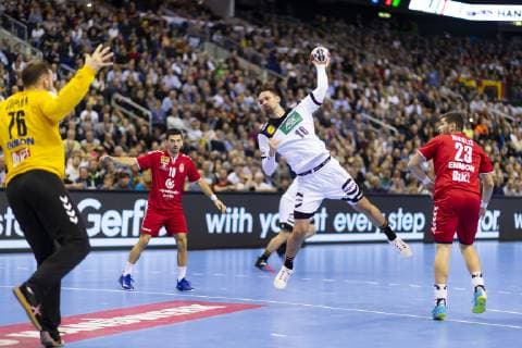 Fabian Wiede (Nr. 10, Deutschland) gegen Vladimir Cupara (Nr. 76, Serbien). Deutschland vs. Serbien, Vorrunde, Handball, IHF Handball Weltmeisterschaft, 17.01.19 Berlin Berlin Germany Mercedes-Benz-Arena Copyright: xAgentur54Gradx xFelixxKoenigx