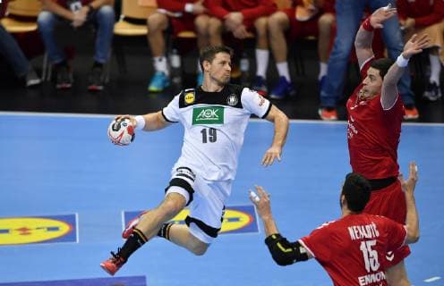 Martin Strobel (Deutschland), beim Wurf, rechts Mijajlo Marsenic (Serbien), Drasko Nenadic (Serbien), Deutschland-Serbien Germany-Serbia IHF Handball Weltmeisterschaft 2019, Hanball World Championship WM Weltmeisterschaft 2019, Herren, Männer, Maenner, men, Handball, Deutschland, Germany, Vorrunde, Gruppe A, group A Berlin, 17.1.2019
