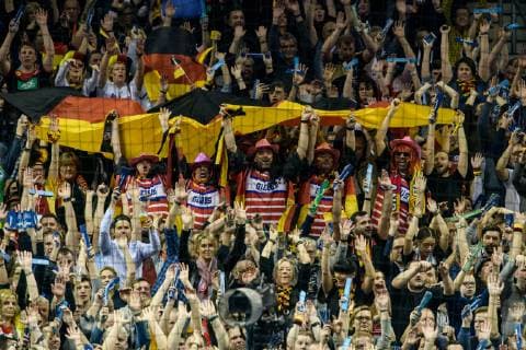 Deutschland vs Serbien, Handball Weltmeisterschaft 2019, 17.01.2019 Fans der deutschen Nationalmannschaft bei der La Ola mit Fahne beim Spiel zwischen Deutschland und Serbien bei der Handball Weltmeisterschaft in Berlin am 17.01.2019, , Berlin BER Germany Mercedes-Benz-Arena
