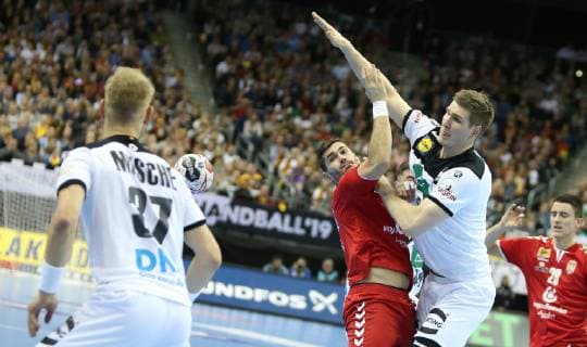 Zoran Nikolic (Serbien) gegen Finn Lemke (Deutschland) beim Spiel Deutschland gegen Serbien der Handball- WM 2019 der Maenner am 17.01.2019 in der Mercedes-Benz Arena in Berlin Handball - WM 2019 - Gruppe A - Deutschland - Serbien