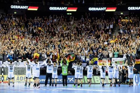Deutschland vs Serbien, Handball Weltmeisterschaft 2019, 17.01.2019 Deutsche Mannschaft bei der Welle mit den Fans nach dem Spiel zwischen Deutschland und Serbien bei der Handball Weltmeisterschaft in Berlin am 17.01.2019, , Berlin BER Germany Mercedes-Benz-Arena
