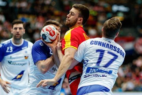 Muenchen, Deutschland, 17.01.2019, IHF Handball WM 2019, Gruppe B, Mazedonien - Island, Elvar Oern Jonsson (ISL) und Filip Kuzmanovski (MKD) im Zweikampf ( DeFodi048
