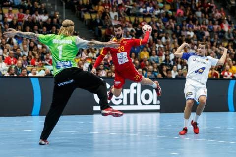 Muenchen, Deutschland, 17.01.2019, IHF Handball WM 2019, Gruppe B, Mazedonien - Island, Martin Popovski (MKD) und Torwart Bjoergvin Pall Gustavsson (ISL) im Zweikampf ( DeFodi048