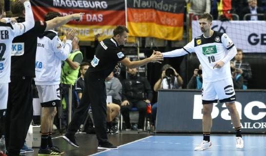 Fabian Wiede (Deutschland) klatscht sich mit Bundestrainer Christian Prokop (Deutschland) ab nach dem Spiel Deutschland gegen Serbien der Handball- WM 2019 der Maenner am 17.01.2019 in der Mercedes-Benz Arena in Berlin Handball - WM 2019 - Gruppe A - Deutschland - Serbien