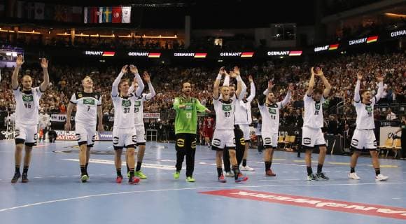 Sport Themen der Woche KW03 Sport Bilder des Tages Mannschaft feiert Sieg vor den Fans Freude Emotion jubelnd Jubel nach Spielende Handball Weltmeisterschaft WM Herren Saison 2018 2019 17.01.2019 Deutschland GER DHB vs. Serbien SRB