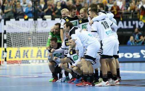 Teamfoto Deutschland von der Seite nach dem Spiel Deutschland gegen Serbien der Handball- WM 2019 der Maenner am 17.01.2019 in der Mercedes-Benz Arena in Berlin Handball - WM 2019 - Gruppe A - Deutschland - Serbien