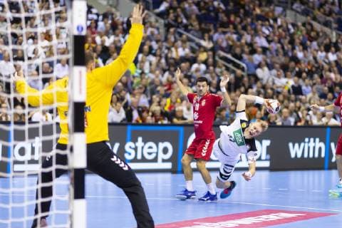 Matthias Musche (Nr. 37, Deutschland) gegen Nemanja Ilic (Nr. 19, Serbien). Deutschland vs. Serbien, Vorrunde, Handball, IHF Handball Weltmeisterschaft, 17.01.19 Berlin Berlin Germany Mercedes-Benz-Arena Copyright: xAgentur54Gradx xFelixxKoenigx