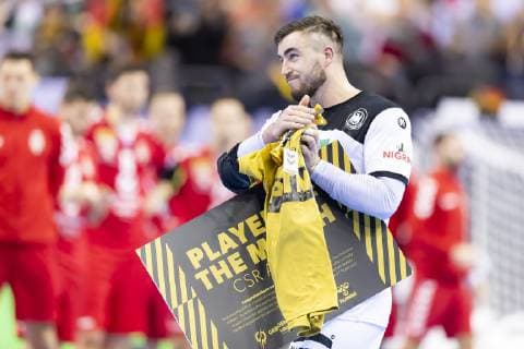 Sport Bilder des Tages Jannik Kohlbacher (Nr. 48, Deutschland) wird zum Player of the Match (PotM) gewaehlt. Deutschland vs. Serbien, Vorrunde, Handball, IHF Handball Weltmeisterschaft, 17.01.19 Berlin Berlin Germany Mercedes-Benz-Arena Copyright: xAgentur54Gradx xFelixxKoenigx