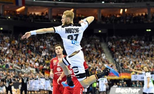 Matthias Musche (Deutschland), beim Wurf, hinten Mijajlo Marsenic (Serbien), Drasko Nenadic (Serbien), Deutschland-Serbien Germany-Serbia IHF Handball Weltmeisterschaft 2019, Hanball World Championship WM Weltmeisterschaft 2019, Herren, Männer, Maenner, men, Handball, Deutschland, Germany, Vorrunde, Gruppe A, group A Berlin, 17.1.2019