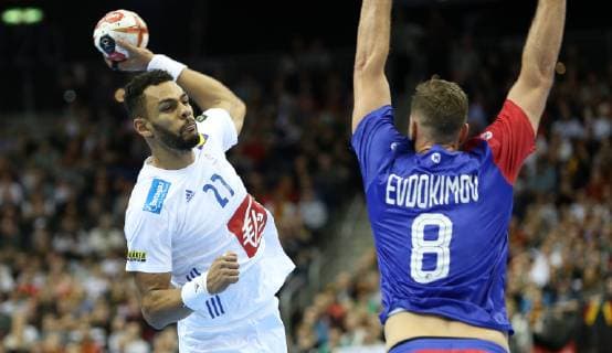 Handball WM, Frankreich - Russland Adrien Dipanda (Frankreich) gegen Egor Evdokimov (Russland) beim Spiel Frankreich gegen Russland der Handball- WM 2019 der Maenner am 17.01.2019 in der Mercedes-Benz Arena in Berlin Handball - WM 2019 - Gruppe A - Frankreich - Russland